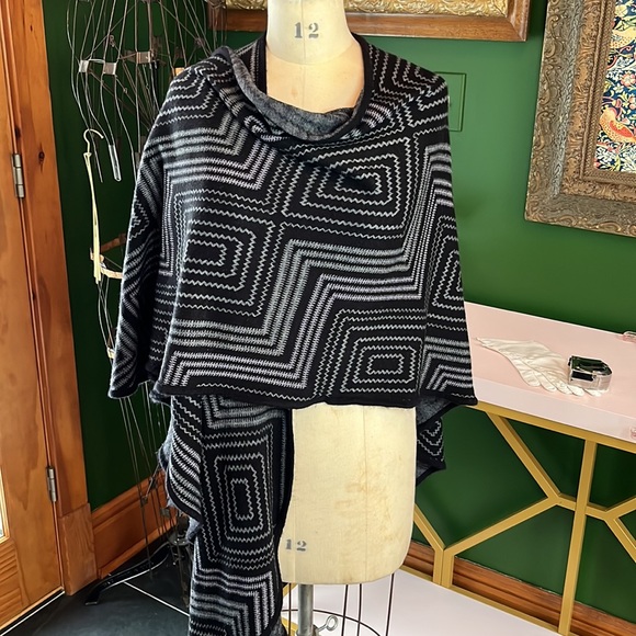 Black and silver wrap. Acrylic. Excellent condition. - Picture 6 of 6